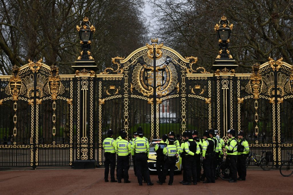 Βασιλική Κρίση; Ο Άντριου, ο Νόμος και το Στέμμα υπό Εξέταση