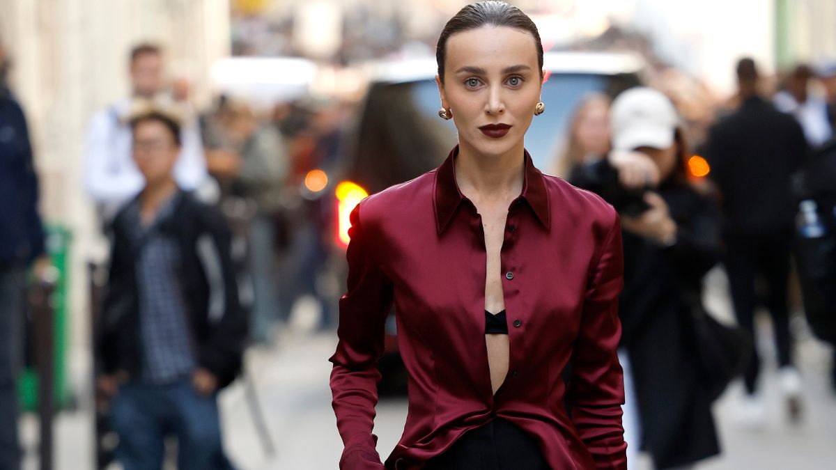 Τα 7 tops που θα φοριούνται παντού το 2026 – με τζιν, φούστες και tailored παντελόνια