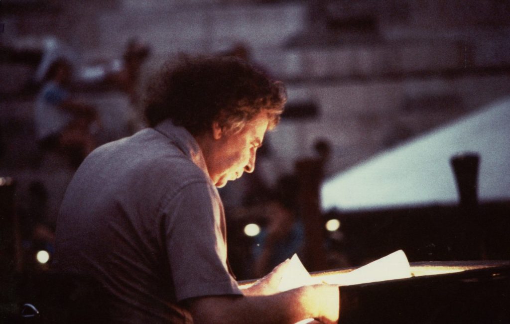 Ο Μίκης Θεοδωράκης μέσα από το αρχείο του: Ένα βιβλίο-διάλογος για τη ζωή του σπουδαίου δημιουργού