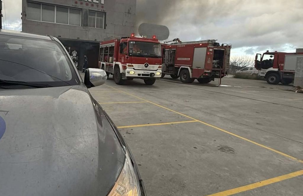 Φωτιά στα Σπάτα σε αποθήκη γνωστής εταιρείας αθλητικών ειδών
