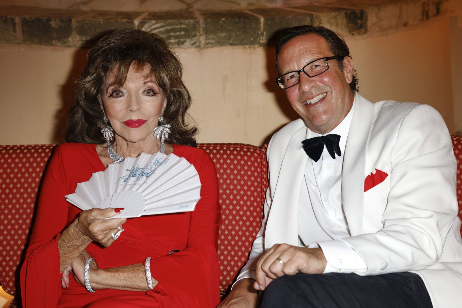 H Joan Collins κι ο Percy Gibson είναι 24 χρόνια παντρεμένοι – «Μετά το 4ο διαζύγιο είχα πει όχι στον γάμο»