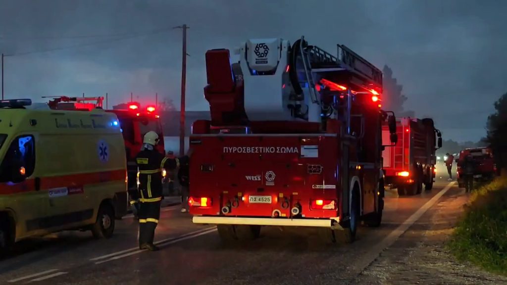 Υπό μερικό έλεγχο η φωτιά σε χώρο επιχείρησης με αθλητικά είδη στα Σπάτα