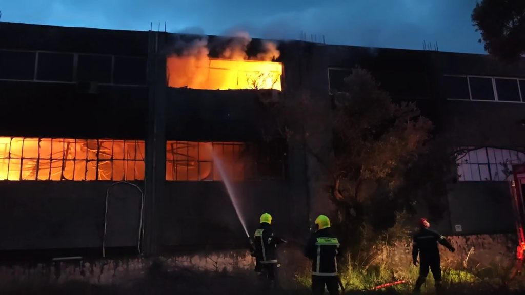 Φωτιά στα Σπάτα σε αποθήκη γνωστής εταιρείας αθλητικών ειδών