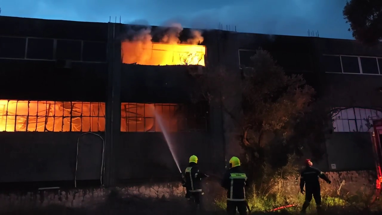 Φωτιά στα Σπάτα σε αποθήκη γνωστής εταιρείας αθλητικών ειδών