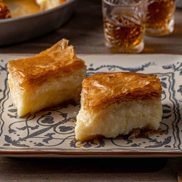 Γαλακτομπούρεκο με αφράτη κρέμα και τραγανό φύλλο