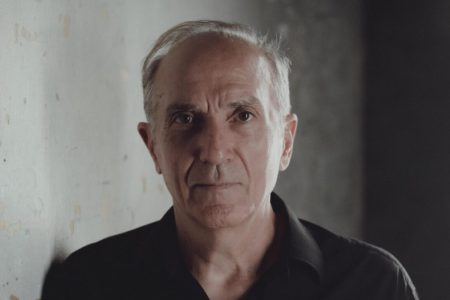 Γιάννης Νταλιάνης: «Δεν ξέρω αν αλλάζουν τα πράγματα ή αν το θέατρο αλλάζει τη ζωή»