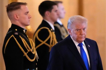 Τραμπ: Υπό πίεση ενόψει της ομιλίας για την Κατάσταση του Έθνους στο Κογκρέσο