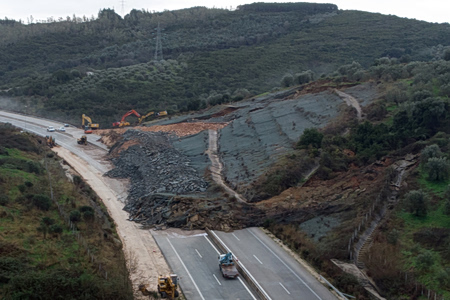 Ιονία οδός: Κλειστή 25 μέρες μετά την κατολίσθηση, προσπάθειες για να ανοίξει ως το Πάσχα