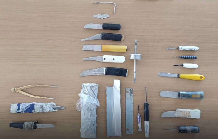 Ερευνα της ΕΛΑΣ στις φυλακές Δομοκού- Εντοπίστηκαν αυτοσχέδια μαχαίρια και κινητά τηλέφωνα