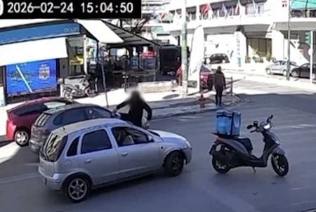 Συμπλοκή για ένα λάθος φλας: Ποινική δίωξη στον διανομέα και τον ηλικιωμένο οδηγό