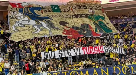 Πανό πρόκληση των οπαδών της Φενέρμπαχτσε για τους Σέρβους: «Είστε όλοι παιδιά Τούρκων»
