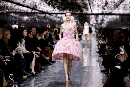 Romance 2.0: Γιατί η μόδα (και η ποπ κουλτούρα) ερωτεύτηκαν ξανά την επιθυμία