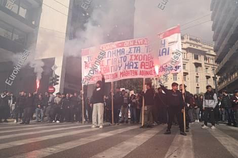 Τέμπη: Στους δρόμους μαθητές και φοιτητές 3 χρόνια μετά την τραγωδία – Κλειστό το μετρό