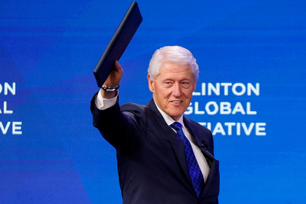 Κλίντον για Έπστιν: «Δεν είδα τίποτα κακό, δεν έκανα τίποτα κακό»