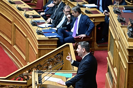 Σύγκρουση Μητσοτάκη Ανδρουλάκη στη Βουλή – Τα ενεργειακά «καρφιά», η «σιωπή» για υποκλοπές