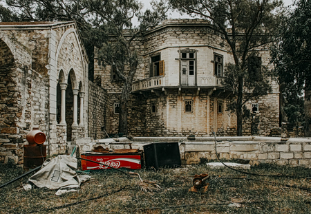Urbex: Η παγκόσμια τάση της αστικής εξερεύνησης και η ελληνική πραγματικότητα