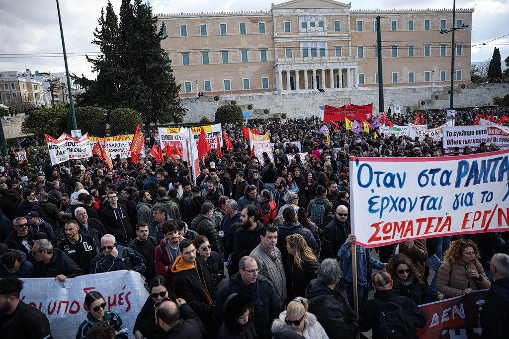 Το μήνυμα των διαδηλωτών στο «Β»: Από το συλλογικό πένθος στη θεσμική αμφισβήτηση