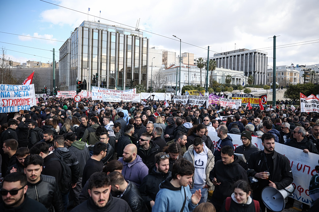 Τέμπη: Μαύρη επέτειος με συγκεντρώσεις σε όλον τον κόσμο – Επεισόδια, ξεχωριστές αναφορές