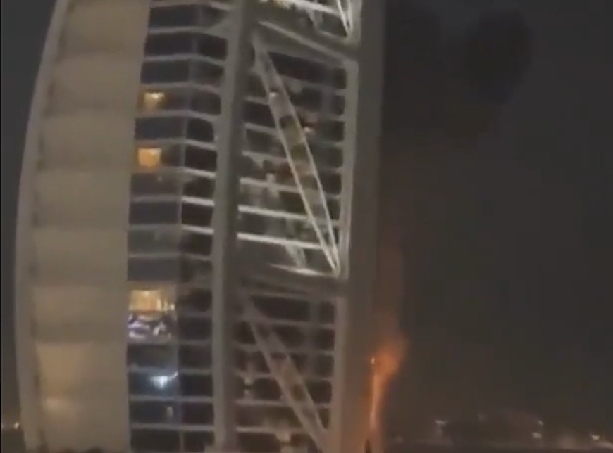 Πόλεμος στο Ιράν: Σκηνές χάους στο Ντουμπάι – Χτυπήματα σε αεροδρόμιο και Burj Al Arab