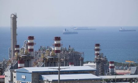 Δέκα ελληνικά δεξαμενόπλοια «εγκλωβισμένα» στον Περσικό Κόλπο – 85 ναυτικοί σε αναμονή