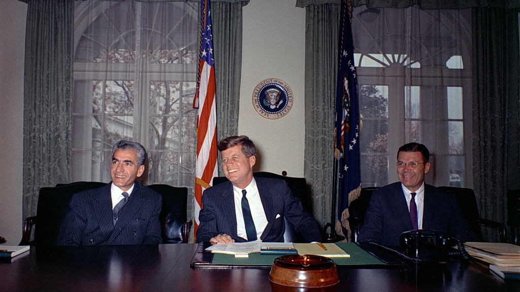 ΗΠΑ – Ιράν: Η ιστορία της σύγκρουσης, ο Σάχης, το ουράνιο και η εξόντωση Χαμενεΐ