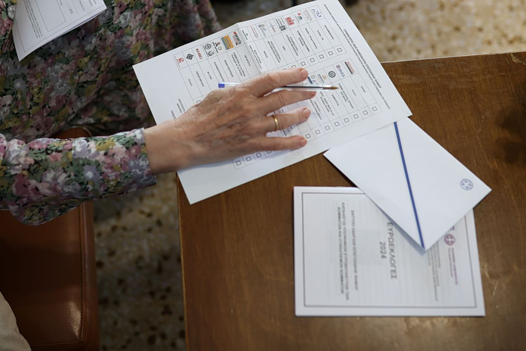 Η ώρα της επιστολικής και η σκιά των υποκλοπών