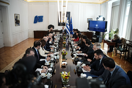 Δημοκράτες στη μαρκίζα, καθεστωτικοί στην ουσία