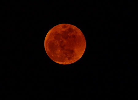 Πανσέληνος Μαρτίου: Απόψε το «ματωμένο φεγγάρι», πώς προκαλείται η κόκκινη βαθιά λάμψη του