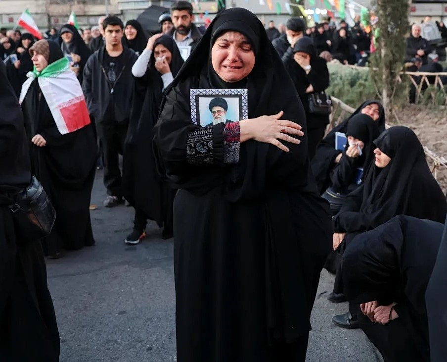 Η ανατομία του πένθους στο Ιράν –  Πώς η κηδεία Χαμενεΐ κρίνει την επιβίωση του καθεστώτος