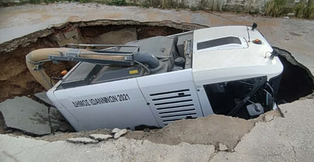 Ιωάννινα: Kαθίζηση «κατάπιε» όχημα καθαριότητας του δήμου
