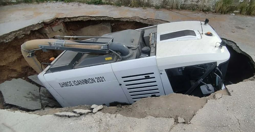 Ιωάννινα: Kαθίζηση «κατάπιε» όχημα καθαριότητας του δήμου