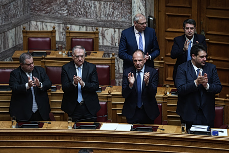 Βουλή: Με 201 ψήφους, οι απόδημοι θα ψηφίζουν με επιστολική στις εθνικές εκλογές – «Θρίλερ» με τη στάση του ΣΥΡΙΖΑ