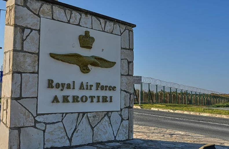 Κύπρος: Ηχούν ξανά σειρήνες στο Ακρωτήρι – «Μείνετε στα σπίτια σας»