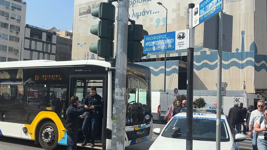 Πειραιάς: Πεζός παρασύρθηκε από λεωφορείο, νοσηλεύεται σε σοβαρή κατάσταση
