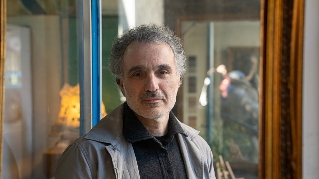 Σιαμάκ Ετεμάντι: «Ο λαός του Ιράν ζει ανάμεσα στην καταπίεση και την ελπίδα αλλαγής»