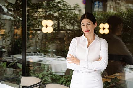 Κρυσταλλία Καραγεώργου, μια ήρεμη δύναμη που αντιμετώπισε προκλήσεις στις κουζίνες