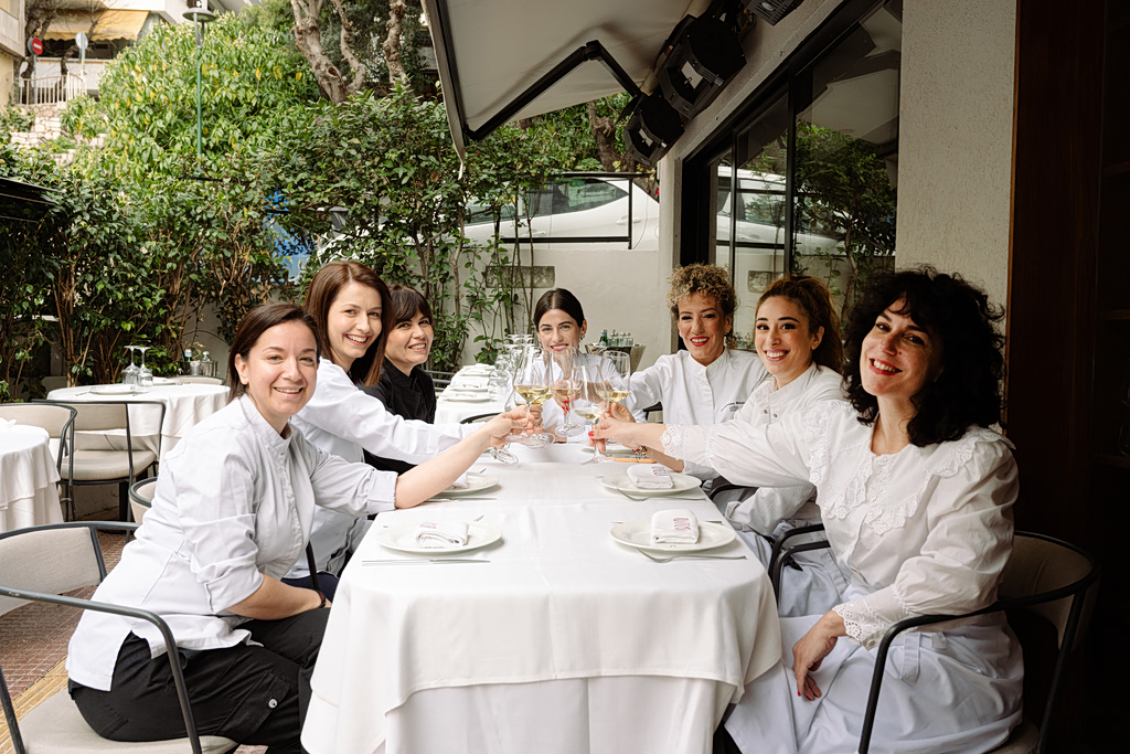 7 σεφ ενώνουν τη φωνή τους για μια κουζίνα με ισότητα και ελευθερία