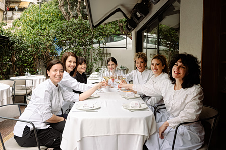 7 σεφ ενώνουν τη φωνή τους για μια κουζίνα με ισότητα και ελευθερία