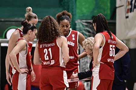 Επίθεση οπαδών στη γυναικεία ομάδα μπάσκετ του Ολυμπιακού δίπλα στη ΓΑΔΑ