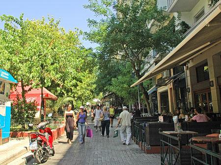 Φωκίωνος Νέγρη: το παρελθόν, το παρόν και τα στέκια του θρυλικού πεζόδρομου της Κυψέλης