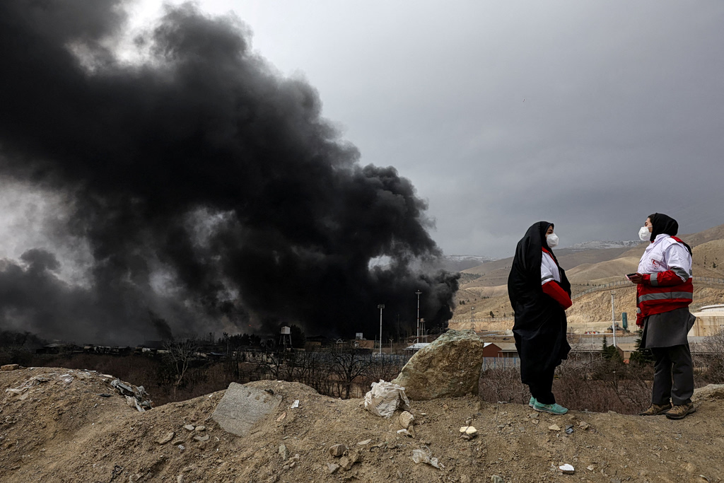 Ιράν: Σκηνές καταστροφής από τον βομβαρδισμό των αποθηκών πετρελαίου της Τεχεράνης