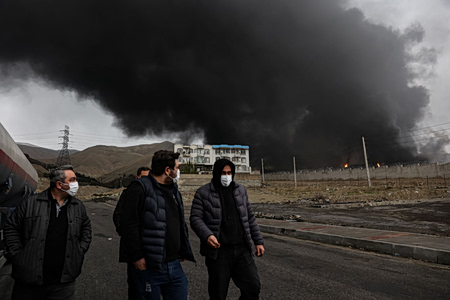 Ιράν: Σκηνές καταστροφής από τον βομβαρδισμό των αποθηκών πετρελαίου της Τεχεράνης