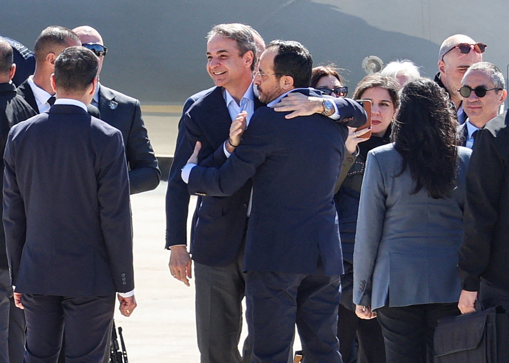 Σε εξέλιξη η τριμερής Μητσοτάκη, Μακρόν, Χριστοδουλίδη στην Κύπρο