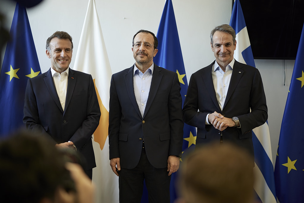 Μηνύματα από Μητσοτάκη, Μακρόν και Χριστοδουλίδη – Η αλά «Ασπίδες» συνοδεία τάνκερ στον Περσικό