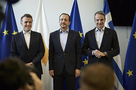 Μηνύματα από Μητσοτάκη, Μακρόν και Χριστοδουλίδη – Η αλά «Ασπίδες» συνοδεία τάνκερ στον Περσικό