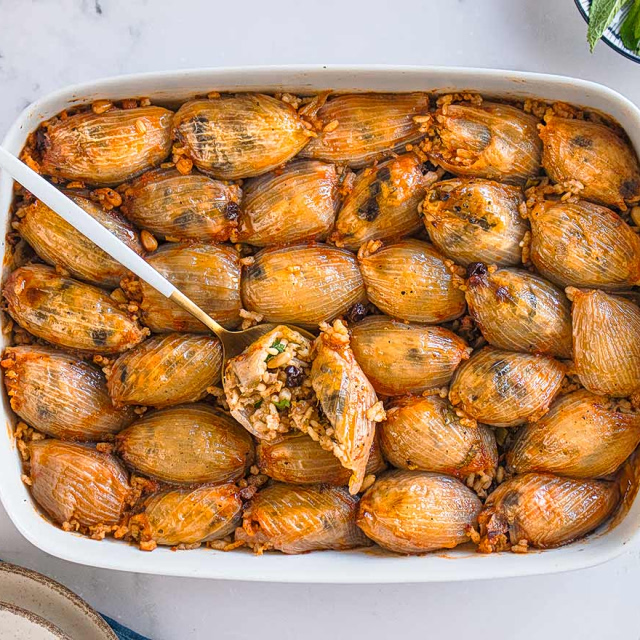 Νηστήσιμα γεμιστά κρεμμύδια με γέμιση ρυζιού, βοτάνων και πικάντικων μπαχαρικών