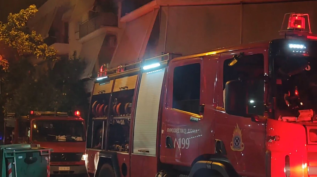 Ταύρος: Μεγάλη φωτιά σε διαμέρισμα, στο νοσοκομείο σε σοβαρή κατάσταση ένας άντρας