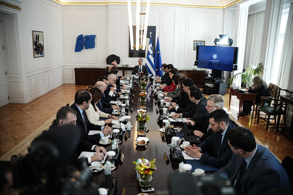 Πόλεμος Ιράν: Τα αγκάθια της κυβέρνησης, πότε έρχονται μέτρα για καύσιμα, ακρίβεια