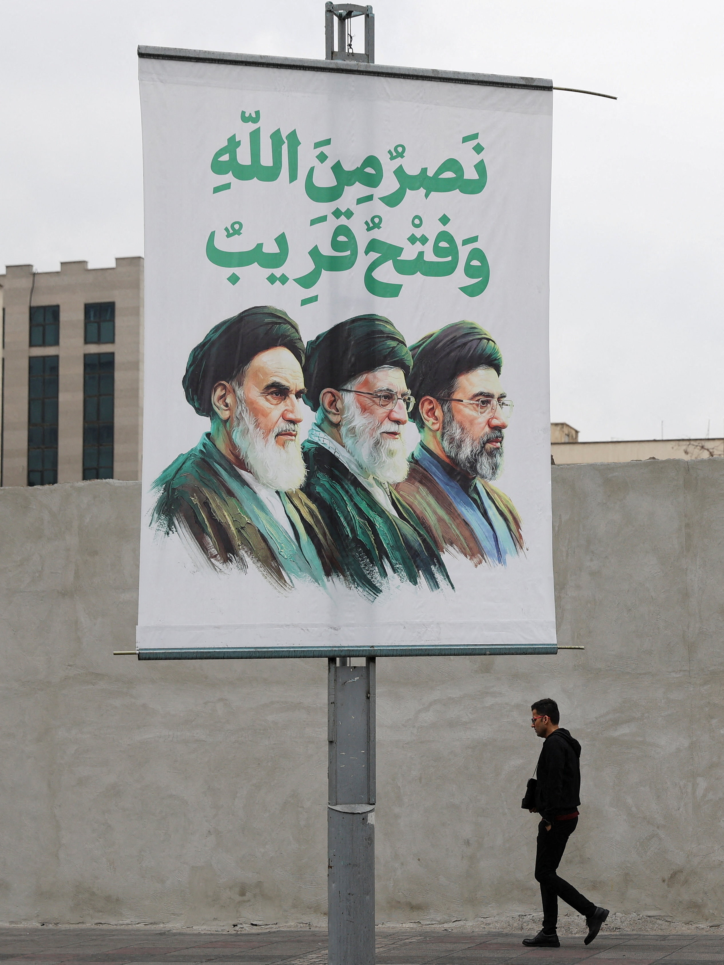 Ιράν: Από τον «θεόσταλτο» Χομεϊνί στον σκιώδη Χαμενεΐ