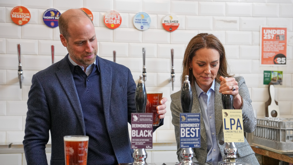 Ο πρίγκιπας William και η Kate Middleton έφτιαξαν καφέ και μηλόπιτα στη μεγαλύτερη υπαίθρια αγορά του Λονδίνου